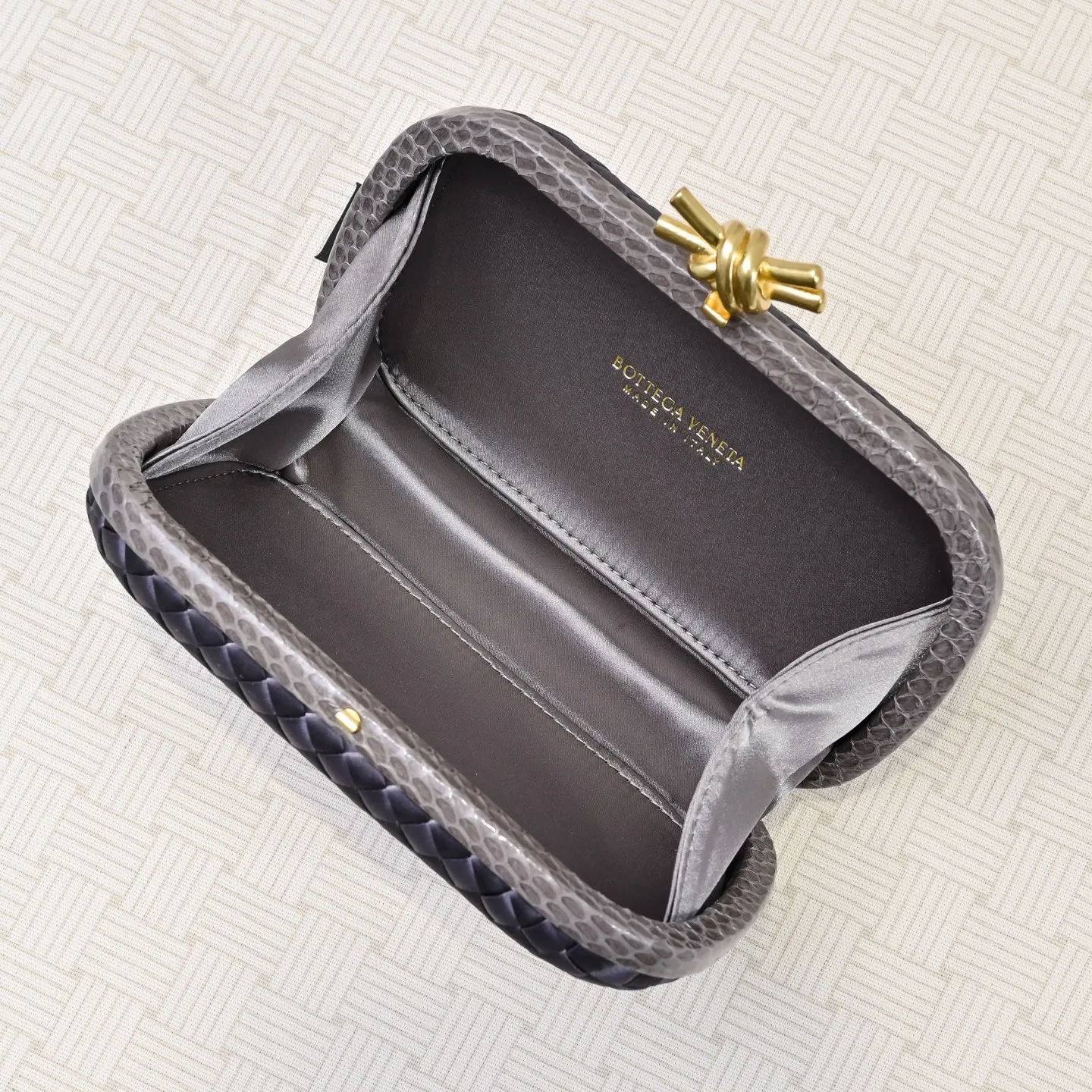 Batch 1460 #BV Knot woven evening bag series ~ Each bag reveals exquisite elegance💫Iconic classic silk weaving➕snake skin trimming with knot buckle, soft and delicate feel. The design is small and exquisite, low-key without logo, elegant and elegant. Paired with evening dress or cheongsam, it has the atmosphere of a famous and wealthy lady. Full of aura and invincible texture💃 Model: 7622 Dimensions: 20x12x5.5